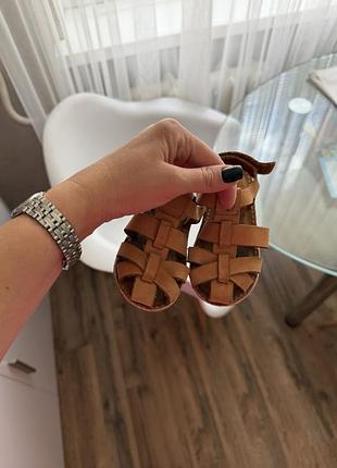 Чудові сандалі zara