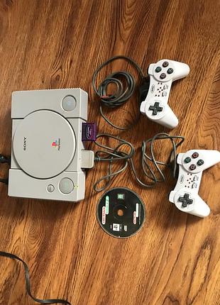 Sony playstation , два джойстика, две карточки, диск