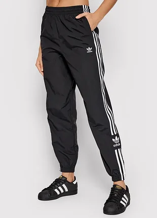 Нейлоновые спортивные штаны-джоггеры adidas originals adicolor classics lock-up, размер s (eu 36)