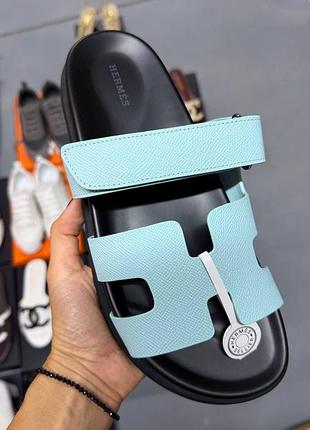 Голубые с черной подошвой шлепанцы hermes летние