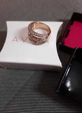Широка каблучка бенду,,avon",з 3 доріжками та рядами прозорих каменів,,pave"імітація золота.  в,єтнам.
розм-17.5-18.