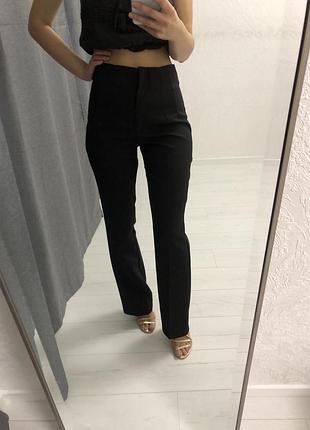 Класичні чорні брюки бренду zara