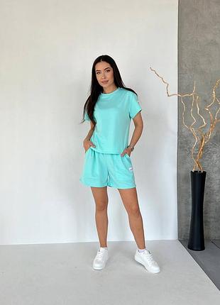 Базовый женский костюм с шортами
