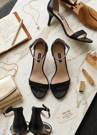 Классические женские босоножки бренда nine west, модель leisa ankle strap sandal в черном кожаном исполнении.