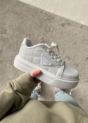 Білі стильні кросівки pr@da re-nylon bryshed white. sale