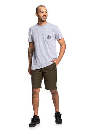 Чоловічі шорти dc shoes у темно-оливковому кольорі з кроєм straight fit. модель виконана у класичному стилі chino та оснащена застібкою на блискавку