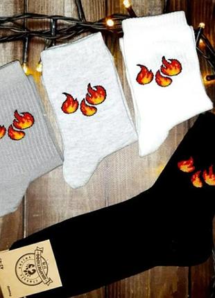 Модные черные высокие носки с принтом огонь - носки прикол светло-серый