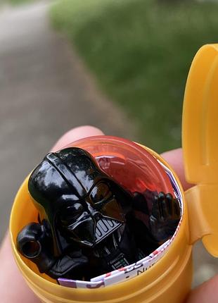 Фігурка дарт вейдер kinder surprise star wars 2026