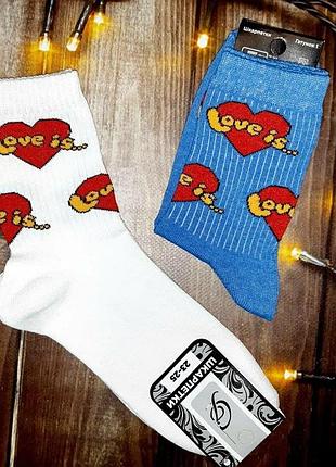 Модные белые высокие носки с принтом love is синий