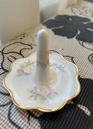 Фарфоровий тримач для каблучок із кістяної порцеляни (bone china), виготовлений компанією forest china company в англії.