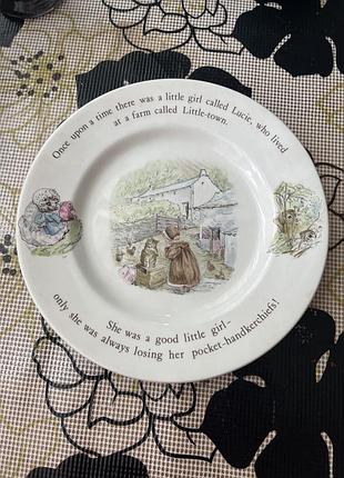 Колекційна керамічна тарілка wedgwood із серії beatrix potter прикрашена ілюстрацією до казки про місіс тіггі-вінкл