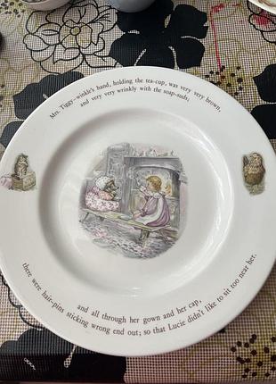 Вінтажна порцелянова тарілка wedgwood із серії «берітрікс поттер», на якій зображено сцену з казки про пані тиггі-вінкль.