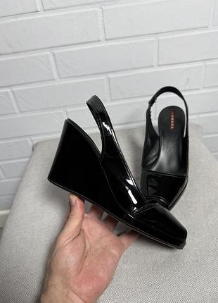 Prada оригінал жіночі босоніжки на танкетці лак. шкіра недолік розмір 39.5 25.5см