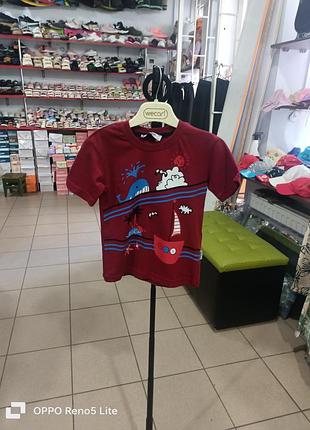 Футболка для маленьких мальчиков в бордовом цвете.