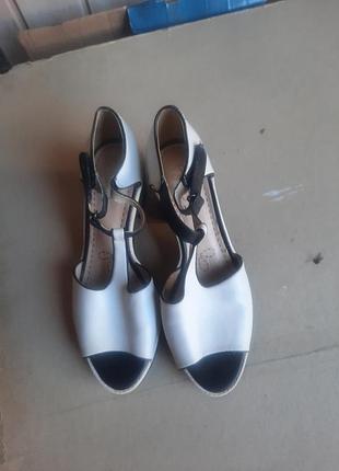 Кожанные ноыіе  босоножки clarks