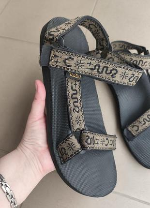 Оригинальные босоножки teva