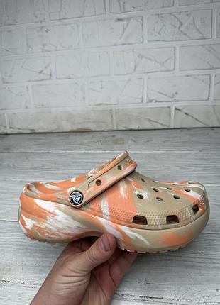 Яркие женские кроксы crocs w6