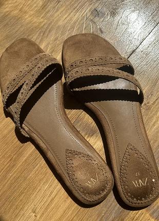 Шльопанці zara