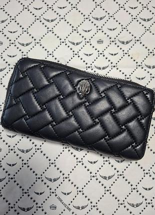 Черный кошелек — модель kensington zip around wallet от kurt geiger london, отличающаяся стеганым узором «плетение» и фирменной головой орла