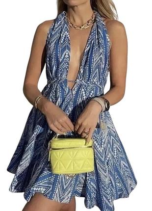 Коротка сукня халтер від zara з синьо-білим абстрактним принтом і відкритою спиною