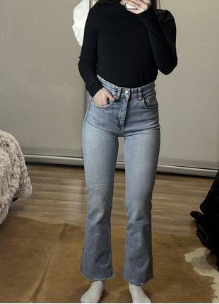 Джинси zara вкорочені ідеально сидять на попі  вони добре тягнуться