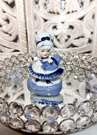 Винтажная фарфоровая статуэтка в стиле делфт (delft blue)