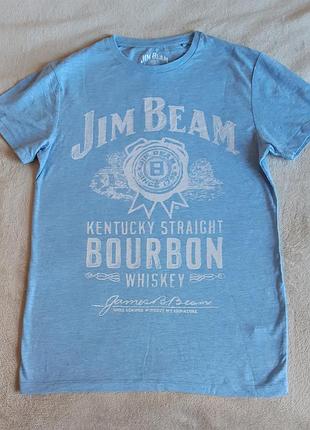 Мужская футболка jim beam выполнена в светло-синем цвете с логотипом бренда на груди.