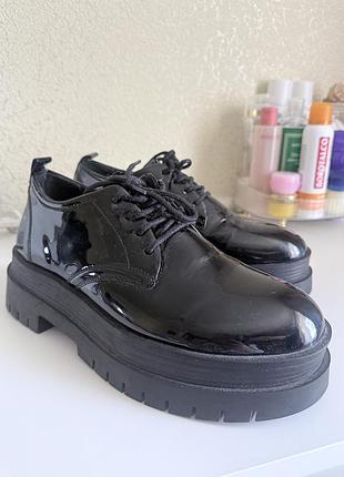 Лакові лофери bershka