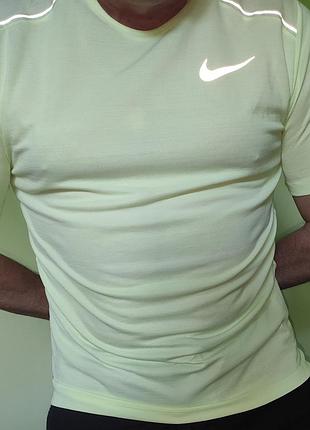 Спорт новая сток оригинал фирменная футболка салатовая nike.л