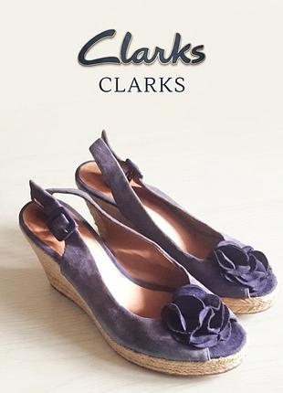 Женские босоножки на танкетке,стильные, ненадроги 
clarks,р.39