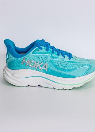 Женские беговые кроссовки hoka clifton 10 в фирменной расцветке skyward blue / cielo blue.