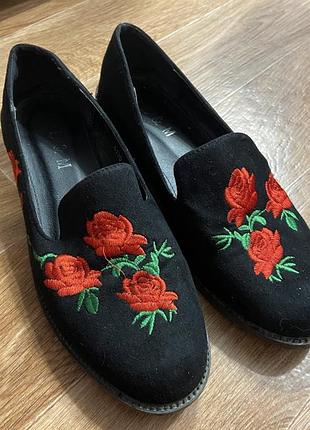 Балетки на низькому каблуку