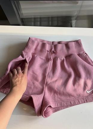 🩷якісні рожеві шорти nike , оригінал! натуральні , бавовна , по бокам кишеньки  дуже гарно на тілі😍 гарно вільно в ніжках