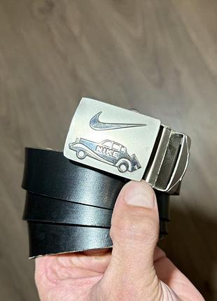 Вінтажний ремінь з металевою пряжкою з гравіюванням nike та ретро-автомобіля, vintage belt
