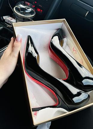 ✨ продам стильні лакові туфельки ✨ 🖤 чорні з червоною підошвою 👠 розмір 37. каблук 10 см.одягала лише один раз.стан — ідеальний, як нові.дуже зручні❤️