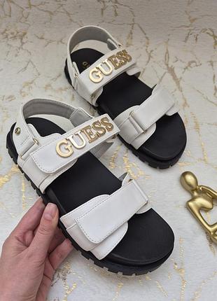 Босоніжки сандалі на липучках guess білі з чорною підошвою з лого