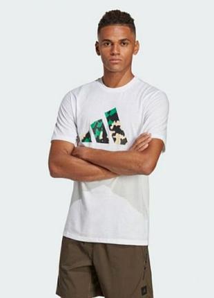Футболка adidas train essentials seasonal logo з графічним камуфляжним логотипом/0000h/