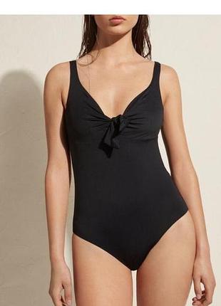 Суцільний чорний купальник calzedonia