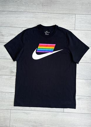 Чоловіча футболка найк nike sportswear nsw rainbow pride black size xl хл розмір чорна майка джерсі поло теніска оригінал