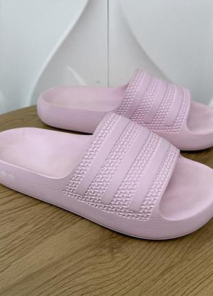 Оригінальні жіночі шльопанці adidas