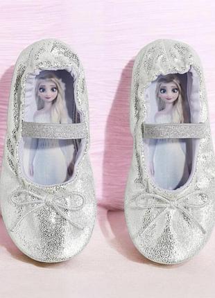 Детские блестящие серебристые балетки h&amp;m frozen с изображением принцессы эльзы, эластичным ремешком и декоративным бантиком роз. 28-29
