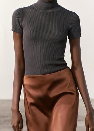 Темно-сіра водолазка в рубчик з короткими рукавами від zara