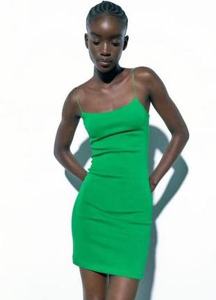 Коротка зелена сукня в рубчик на тонких бретелях хс с zara