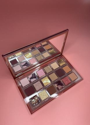 Палетка тіней від huda beauty naughty nude eyeshadow palette4 фото