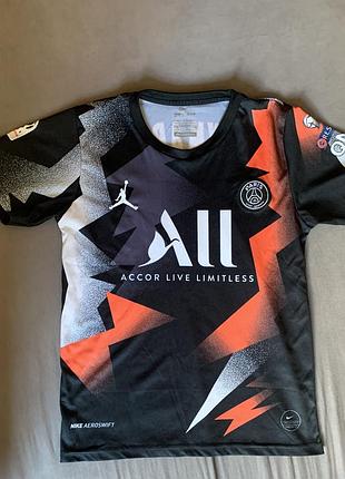 Передматчева тренувальна футболка (pre-match jersey) футбольного клубу «парі сен-жермен» (псж) із лімітованої колекції jordan x psg сезону 2019/2020.