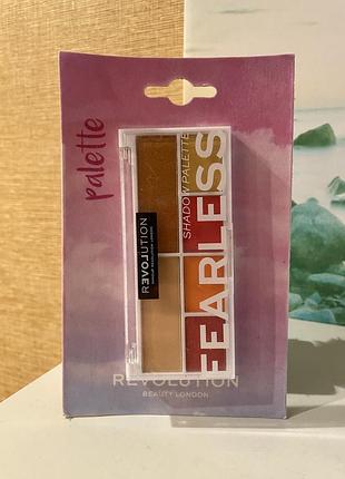 Англія 🇬🇧 revolution палетка тіней для повік relove revolution colour play у відтінку fearless