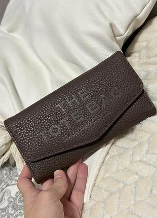 Жіночий гаманець marc jacobs у темно-коричневому кольорі.