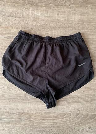 Чорні жіночі бігові шорти nike dri-fit мають еластичний пояс та вбудовану підкладку для додаткового комфорту.