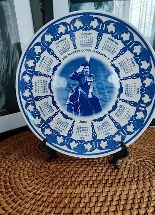 Лімітованамдекоративна тарілка календар wedgwood 2004 року з зображенням королеви єлизавети ii.