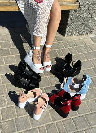 Женские кожаные босоножки с закрытой пяткой